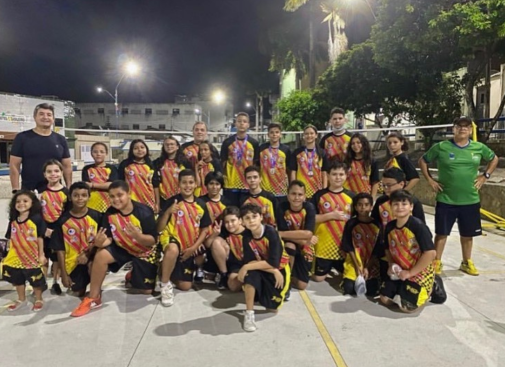 Equipe de badminton praticando na praça