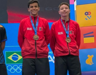 Crianças participantes do projeto no pódio